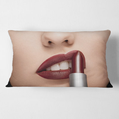 Housse de coussin rectangulaire pour femme portant un rouge à lèvres sur les lèvres