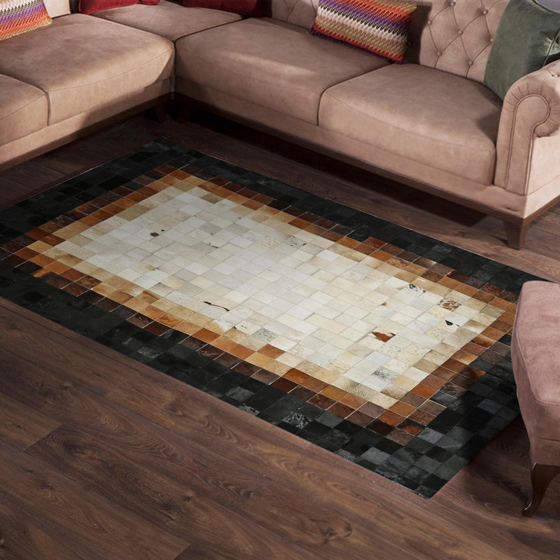 Tapis brun et beige en peau de vache avec bordure noire, Rectangle 3 pi x 3 pi 4 po
