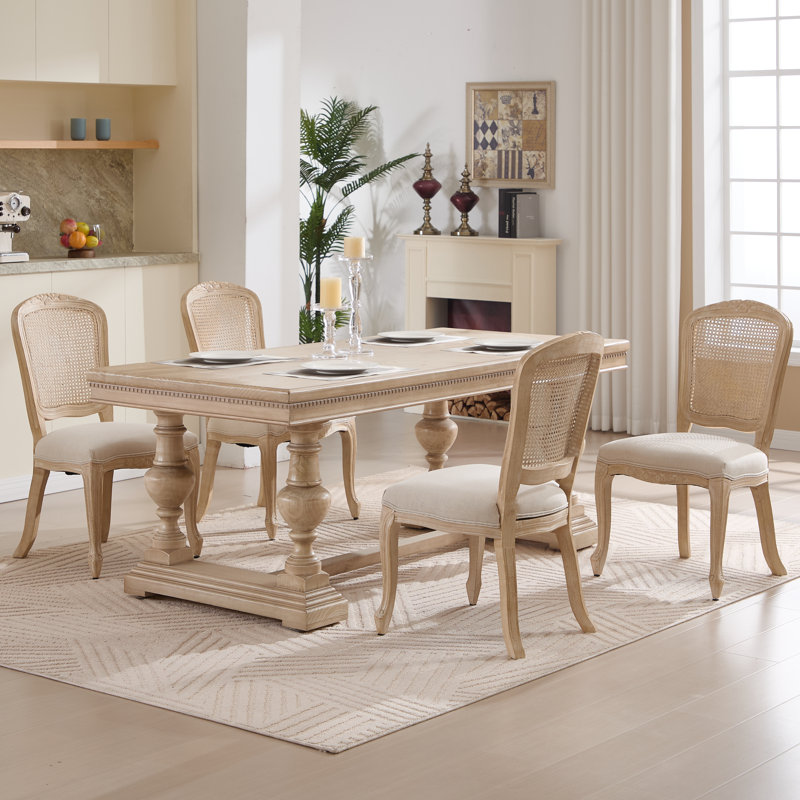 Chaises de salle à manger rembourrées avec dossier en rotin et pieds sculptés Mordy