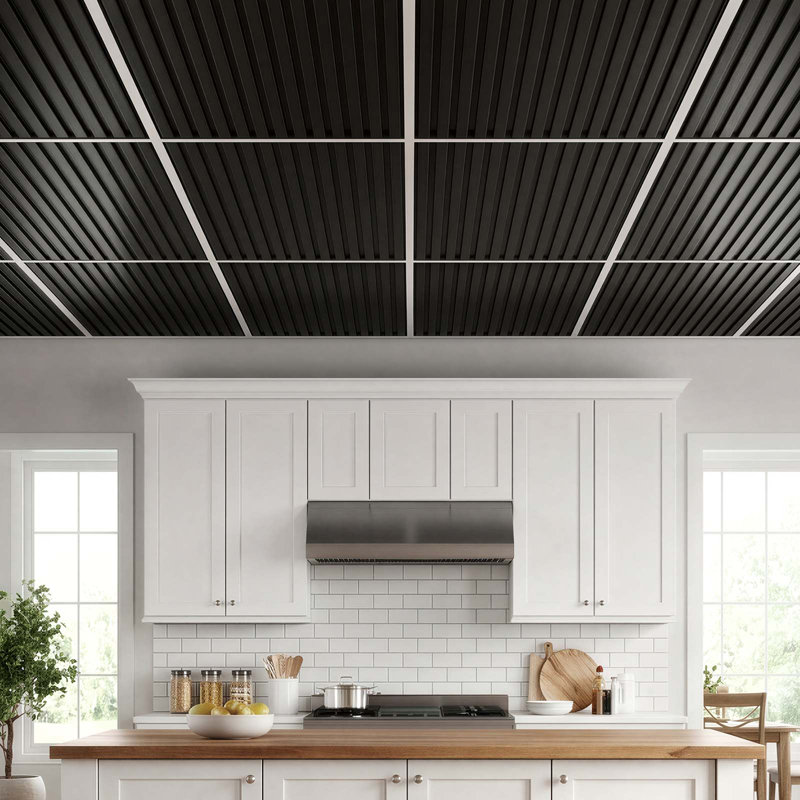 Dalles de plafond en PVC 24 x 48 po (paquet de 12), panneaux linéaires noirs 3D à lattes, feuille de PVC lisse pour ossature apparente, résistante aux chocs, surface peignable, facile à découper, style décoratif moderne pour la maison et le bureau.