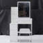 Petit meuble-lavabo à gauche avec tabouret rembourré-852836324