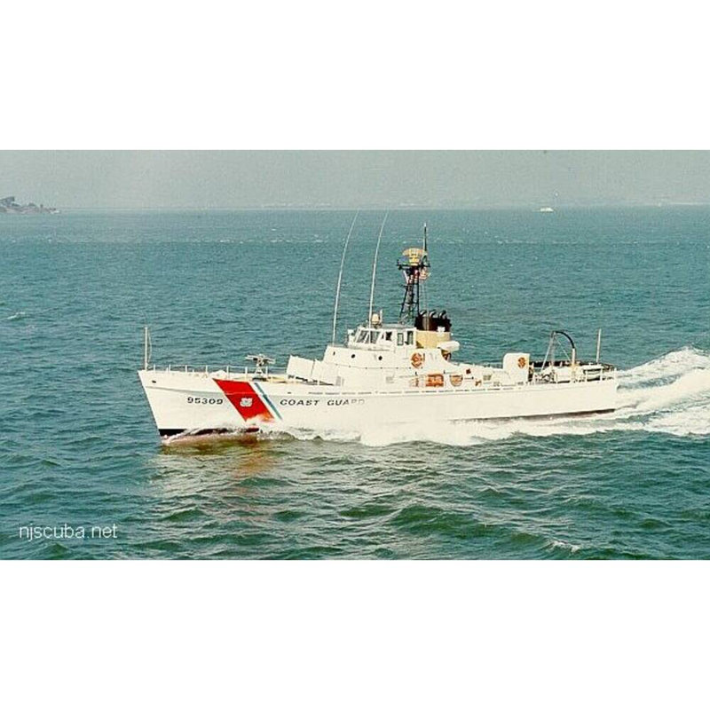 Maquette de navire USCGC Cape Strait (WB-95308), H 10 po x l 30 po x P 5 po