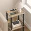 Table de bout avec station de charge, petite table d'appoint avec prises de courant, table de chevet à 2 niveaux avec tablette de rangement pour le salon, la chambre à coucher et les petits espaces, finition grège