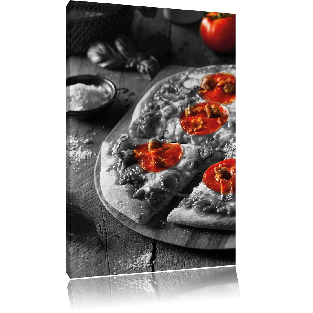 Leinwandbild Leckere Salamipizza frisch aus dem Ofen