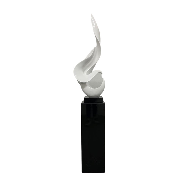 Sculpture de plancher en résine faite à la main avec base Aj Flame, Blanc / noir