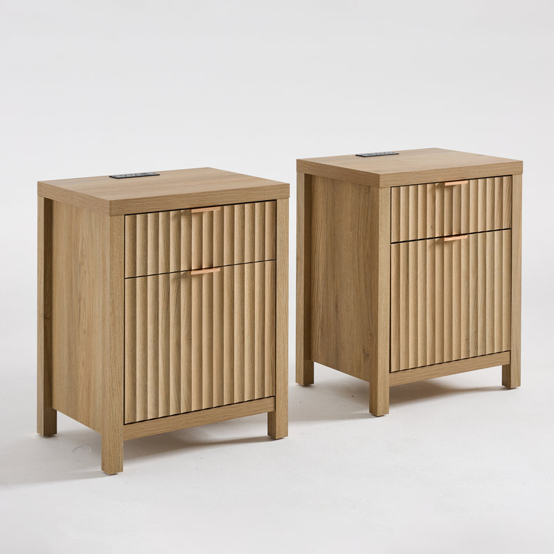 Table de chevet cannelée à 2 tiroirs avec prises intégrées Arrilla, Chêne sablé