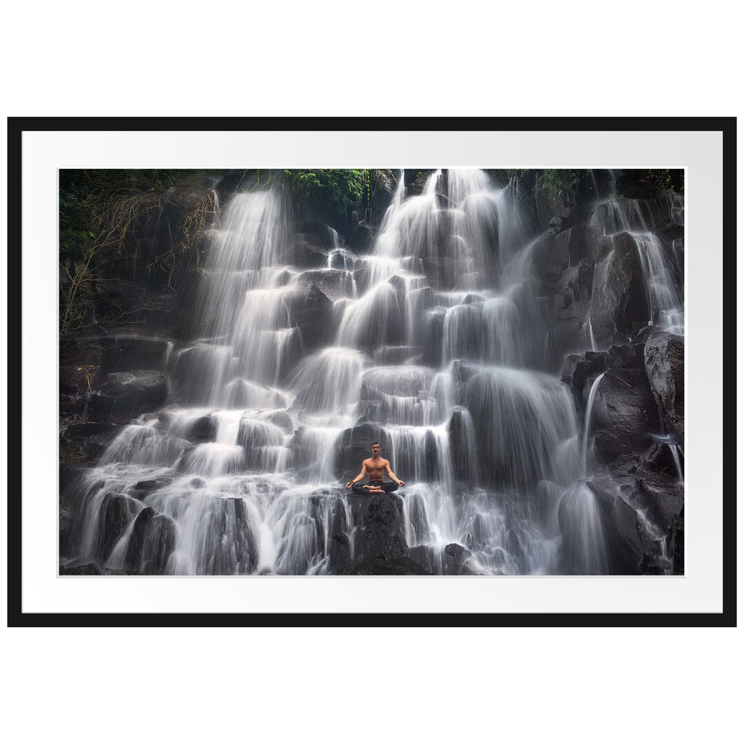 Gerahmtes Poster Yoga am Wasserfall in Bali