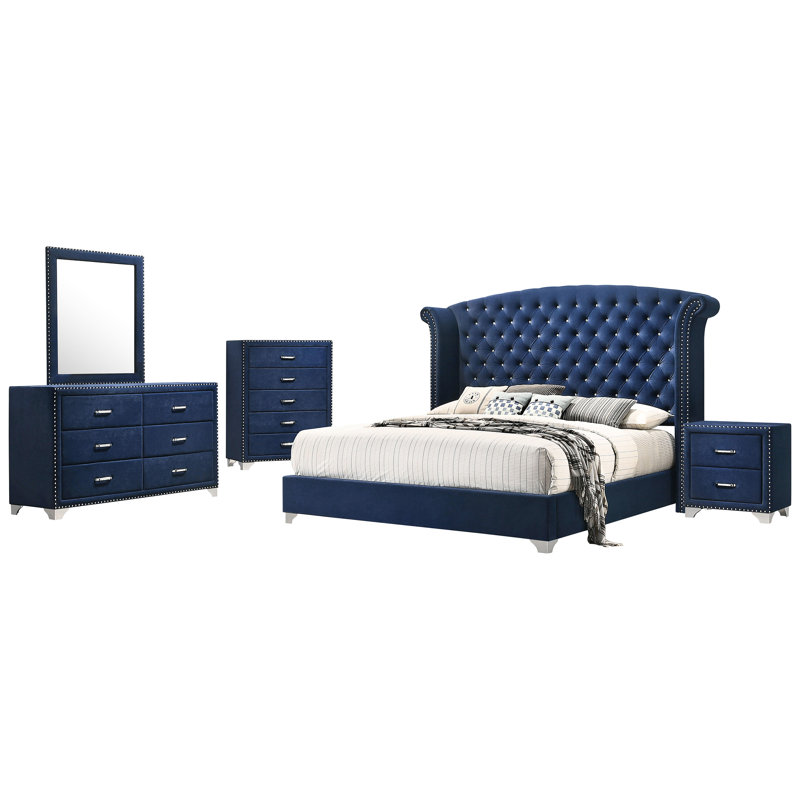 4 chambres à coucher pour très grand lit, bleu pacifique, tête de lit à oreilles, capitonnage à boutons, garniture cloutée, commode, miroir et table de chevet pour un charmant espace de couchage bleu avec lit, ensemble décoratif luxueux