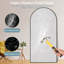 Miroir surdimensionné arqué en métal surdimensionné-570231710-538980989