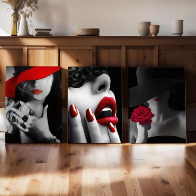 Ensemble de 3 affiches encadrées, décoration murale tendance. Impressions modernes en noir et blanc avec touches de rouge. Portraits de femmes élégantes pour salon, chambre ou décoration intérieure. Tableaux sur toile contemporains, prêts à accrocher.