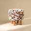 Tabouret Nomad Nest 16 po en laine shaggy capitonnée à la main avec pieds en bois de manguier, tabouret d'appoint rembourré multicolore