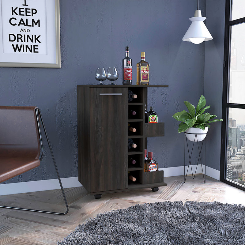 Chariot-bar espresso en carbone 32 po H, rangement pour armoire, 4 roulettes, 1 rangement divisé avec 1 tablette, 1 porte pliante, une division verticale centrale pour 6 bouteilles et 2 tablettes latérales avec façade en aluminium