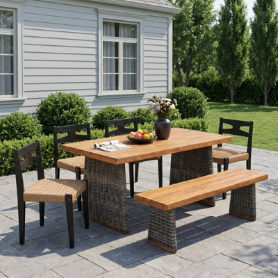 Ensemble de salle à manger d'extérieur Ziven 6 places, style moderne du milieu du siècle, en bois d'acacia, avec table à lattes, banc à pieds en résine tressée et chaises en résine tressée.