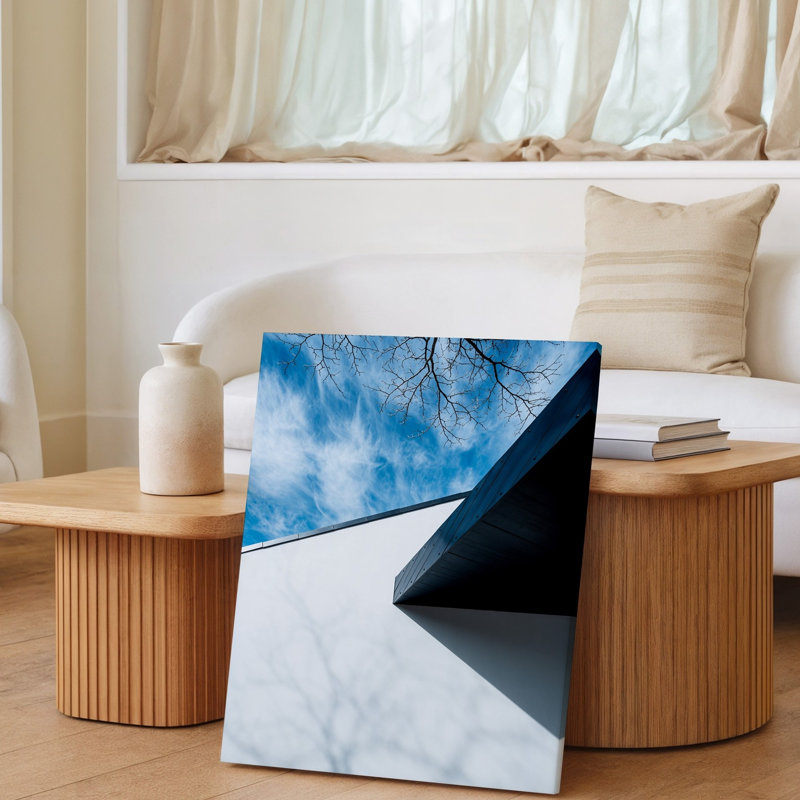 Toile, composition architecturale minimaliste mettant en vedette un art mural blanc entrecroisé avec un toit angulaire foncé posé sur toile
