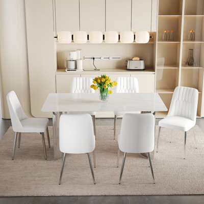 Ensemble de table et de chaises. Table de salle à manger moderne et minimaliste. Bureau de bureau imitation verre imitation marbre, pieds en acier inoxydable. Avec 6 chaises blanches avec coussins en polyuréthane et pieds en métal argenté.