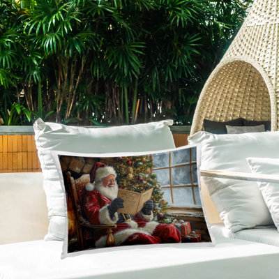Coussin d'extérieur «Cheerful Santa Reading» par Imagine It Images