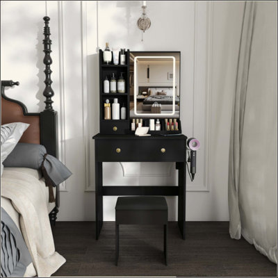 Petit meuble-lavabo moderne avec 3 modes d'éclairage DEL à luminosité réglable, 3 tiroirs et plusieurs tablettes de rangement ouvertes, un support pour sèche-cheveux et une prise de courant, et un fauteuil à vêtements