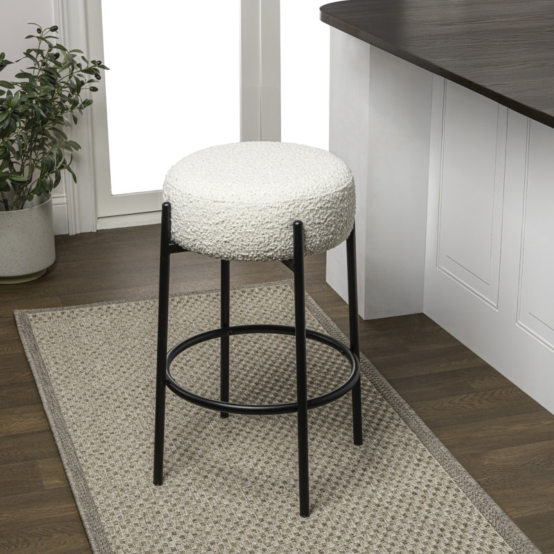 Tabouret de comptoir rond rond de 25,5 po Paola, siège brun bouclé et structure en métal noir pour îlot de cuisine ou bar personnel