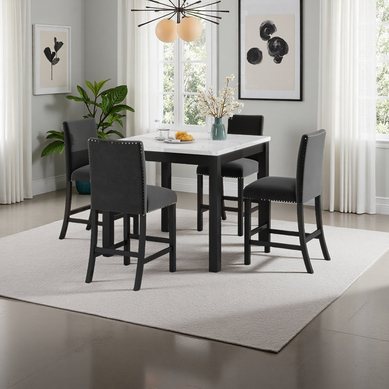 Ensemble de table de salle à manger 5 pièces à hauteur de comptoir avec une table de salle à manger supérieure et quatre chaises revêtues de velours
