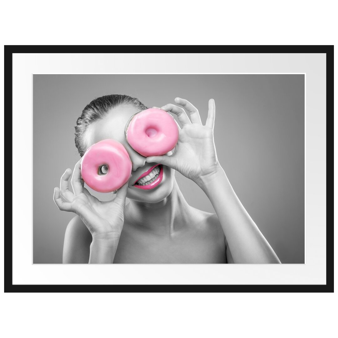 Gerahmtes Poster Frau mit Donut Augen