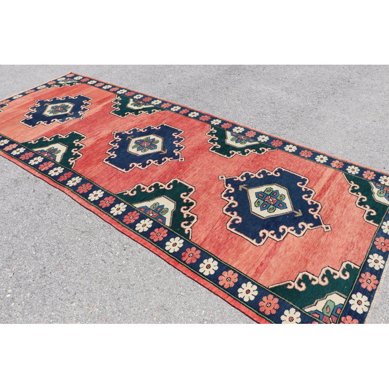 Tapis en laine tissé à la main dans des tons vifs de rouge et de bleu avec un motif géométrique complexe pour un look de tapis de coureur turc rétro