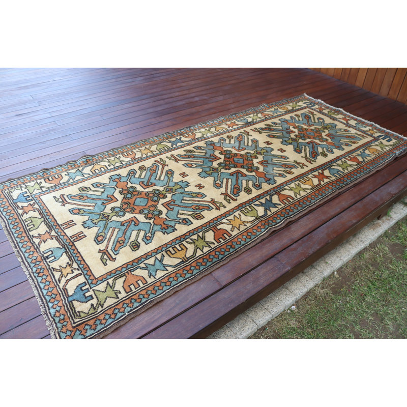 Tapis turc rétro tissé à la main dans des tons de bleu et orange avec motif géométrique pour un décor de sol élégant