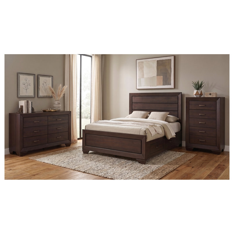 Ensemble de chambre à coucher 3 pièces Brennan Dark Cocoa Eastern King comprenant un lit à panneaux, une commode et une commode haute.