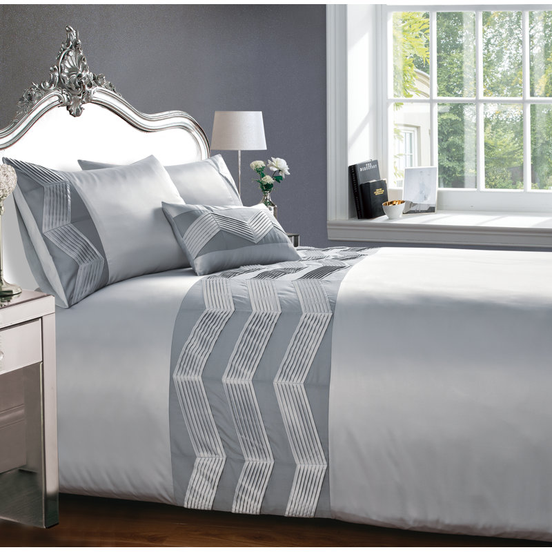 Carmella Cotton Blend Chevron / Zig Zag Duvet Cover with Pillowcases, King Duvet Cover + 2 Standard Pillowcases, Pink