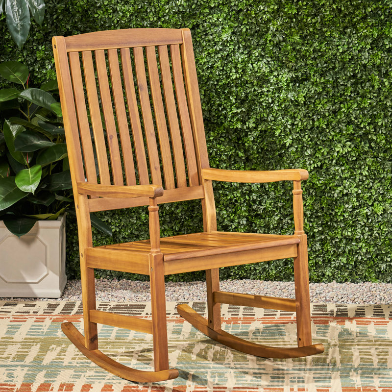 Chaise berçante avec surface en bois lisse et lattes traditionnelles en mouvement