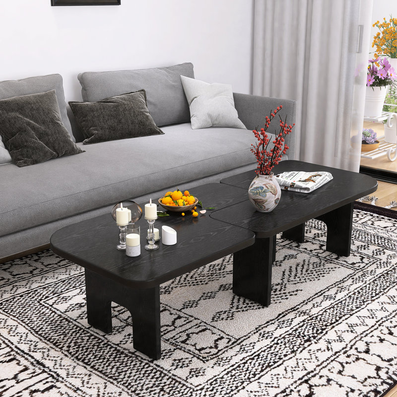 Table basse gigogne contemporaine en sapin noir, extensible jusqu'à 180 cm (70,86 po), idéale pour le salon principal, gain de place et polyvalente, centre de pièce moderne, surface lisse.