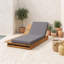 Chaise longue de patio réglable en bois avec coussin-133652319