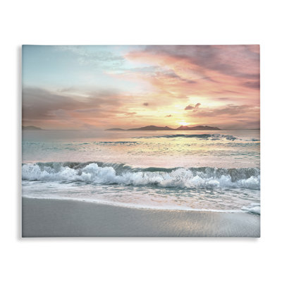 «Morning Sunrise Beach Landscape Distant Mountains Rolling Tide», estampe numérique encadrée noire, art texturé par Mike Calascibetta