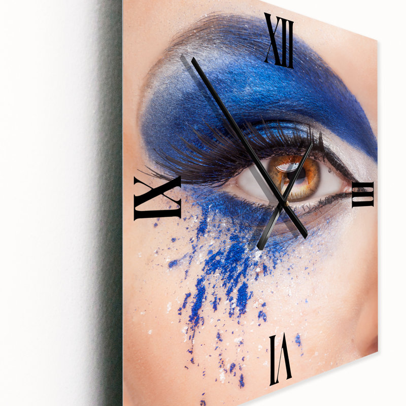 Gros plan d'un œil avec horloge murale, Moyen