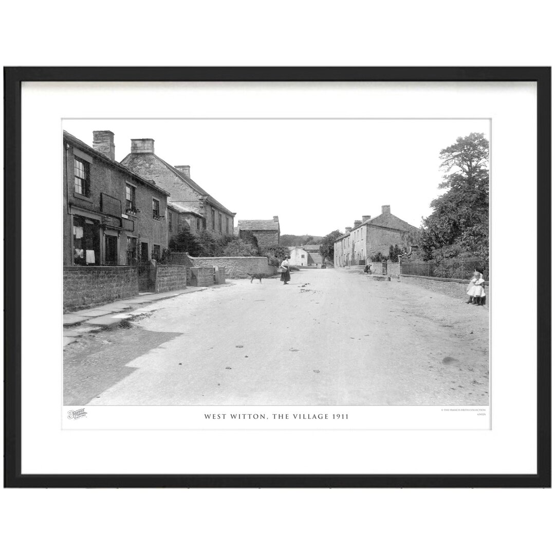 Gerahmtes Papierbild - Fotografie „West Witton, the Village 1911” von Francis Frith