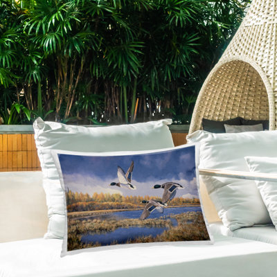 Coussin d'extérieur «Ducks Heading South» par Andrew Kiss