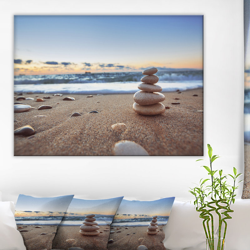 «Risa Stones Balance on Sandy Beach», photographie, H 16 po x l 32 po x P 1 po, Toile tendue