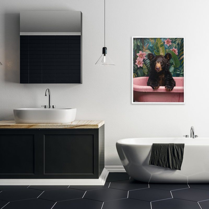 «Bruno Bear» dans une baignoire rose, estampe numérique, design par Momart, H 30 po x l 24 po