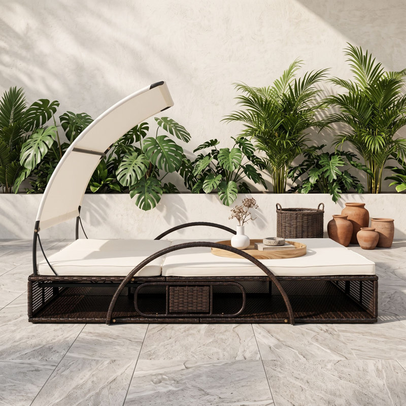 Chaise longue d'extérieur avec auvent courbé réglable à 5 positions, tables d'appoint cachées, lit de jour de patio avec coussins amovibles