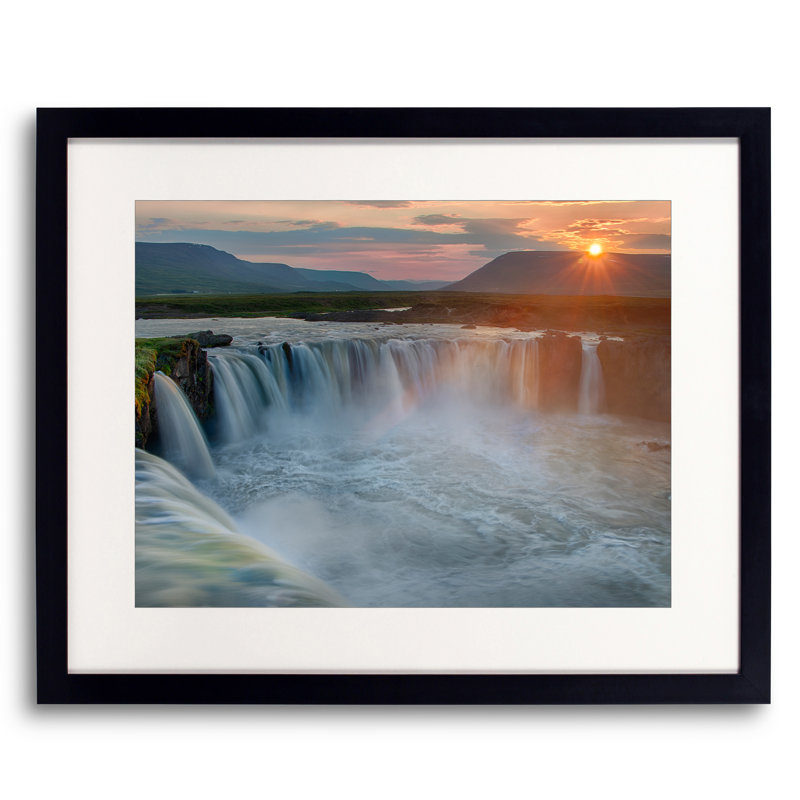 Godafoss par Harold Davis - photographie, Papier avec cadre noir, H 17,25 po x l 21,25 po