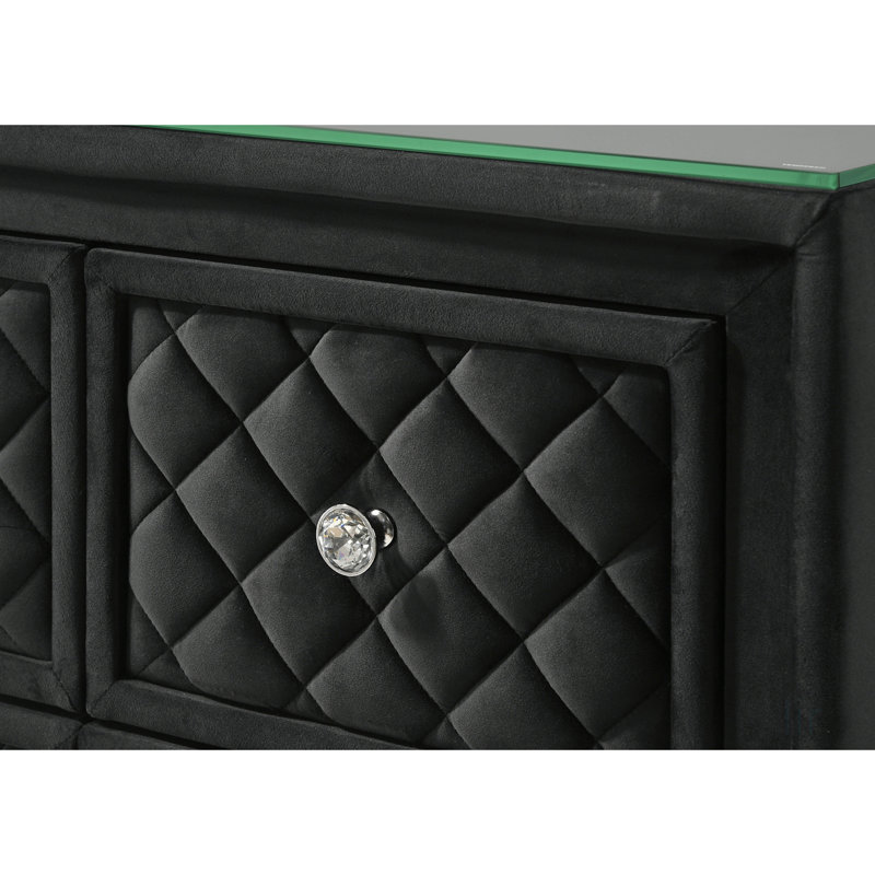 Commode à 5 tiroirs Traditional Glam avec façades capitonnées en velours et boutons en faux cristal, parfait pour les solutions de rangement élégantes.