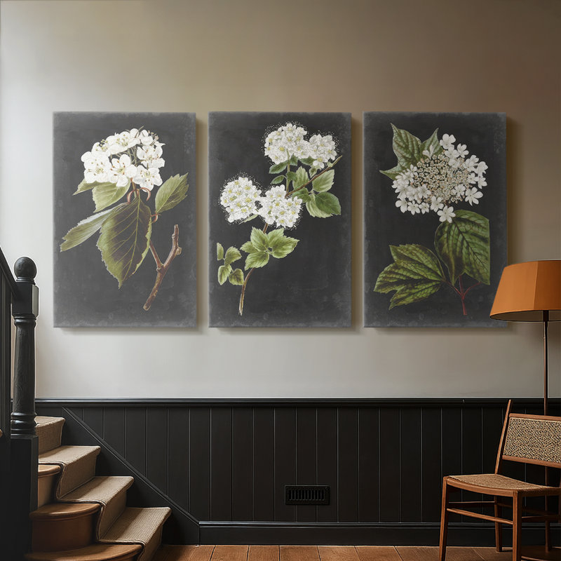 Dramatic White Flowers I - Toile tendue avec châssis sur mesure - 3 pièces, H 27 po x l 54 po