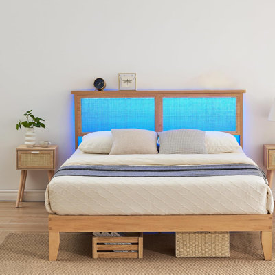Structure de lit avec tête de lit en rotin naturel et base de lit avec lumières DEL Pieds de support en bois silencieux, sans sommier nécessaire, assemblage facile, couleur chêne