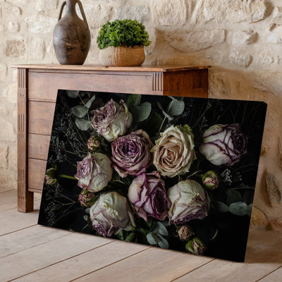Reproduction d'art sur toile, "Un arrangement envoûtant de roses fanées dans des tons variés" de crème pâle et de rose poudré