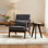 Chaise longue de style Mid-Century avec dossier rembourré et cadre en bois massif avec petit coussin et table d'appoint