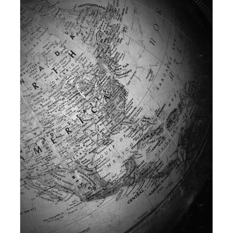 Globe noir et blanc - reproduction sur toile, H 12 po x l 8 po