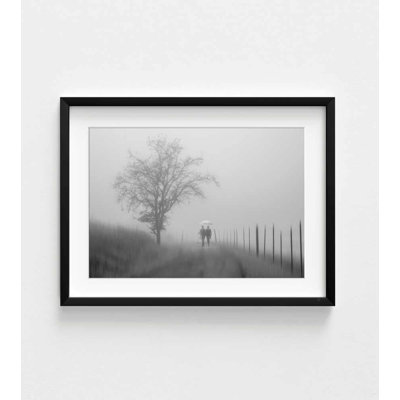 Reproduction de photographie: Couple dans le brouillard - Art mural monochrome