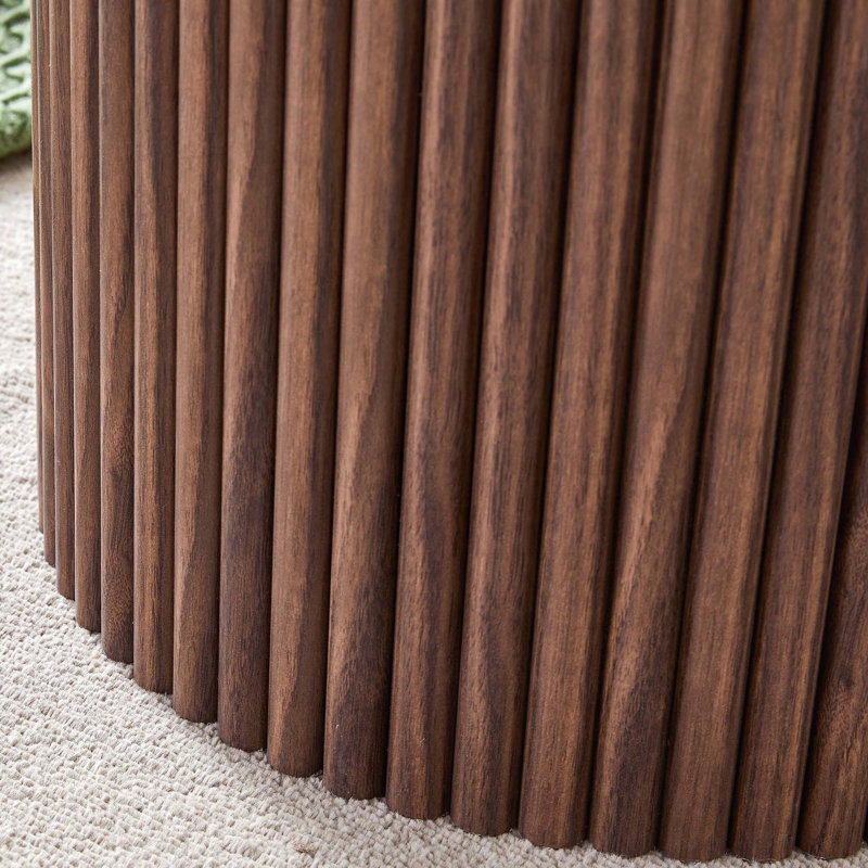 Une table basse circulaire moderne d'un diamètre de 27,5 pouces. Matériau en panneau de fibres à densité moyenne (table incluse seulement)