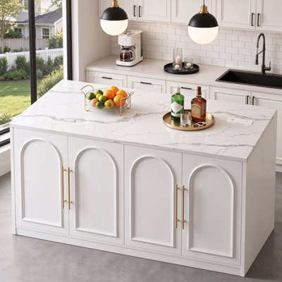Îlot de cuisine de 160 cm avec rangement, portes d'armoires cintrées, comptoir en marbre et prise électrique.