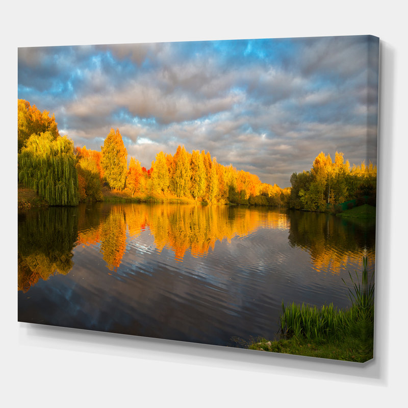 «Autumn Sunset Reflection on Lake in the Park», reproduction de photo sur toile, H 24 po x l 32 po x P 1 po, Toile tendue