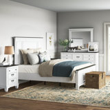 Ensemble de chambre à coucher en bois avec lit à panneaux Shiplap, commode, miroir et deux tables de chevet